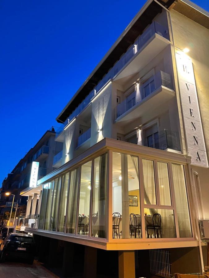Hotel Vienna Rivazzurra Rimini Exteriör bild