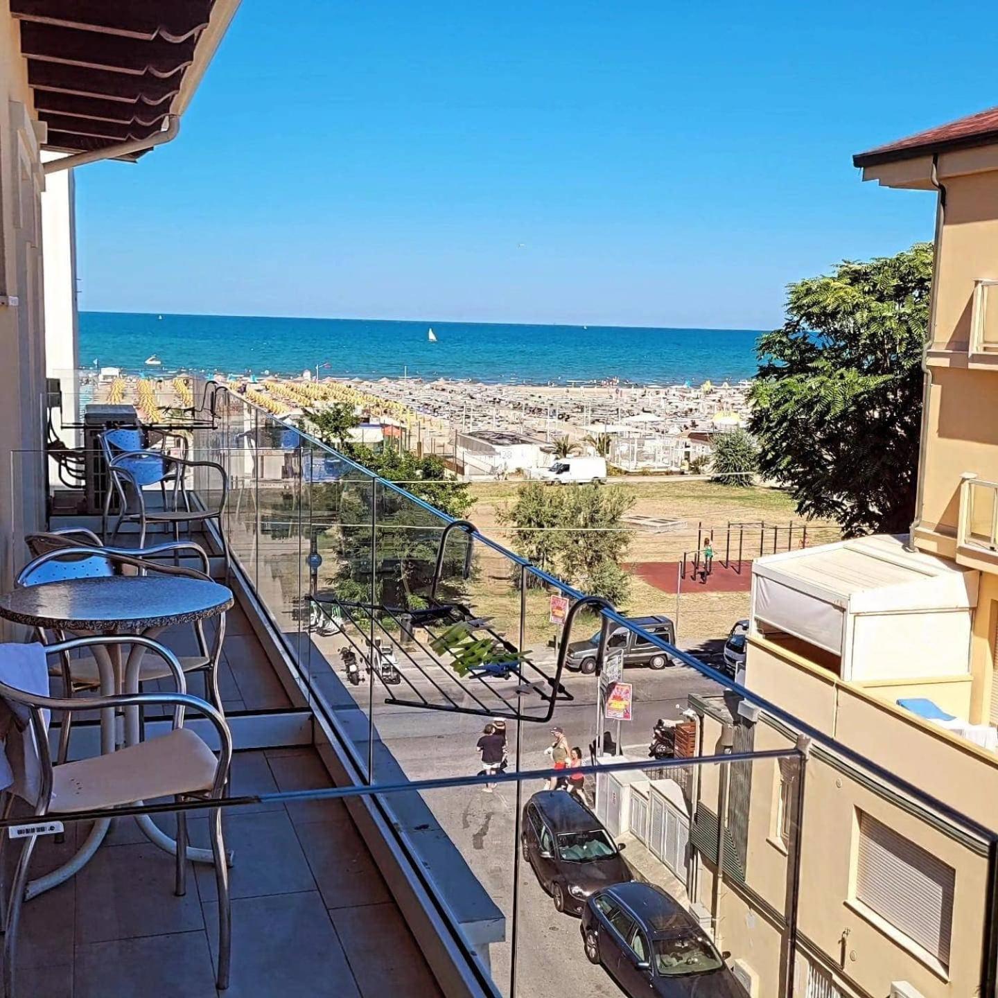 Hotel Vienna Rivazzurra Rimini Exteriör bild
