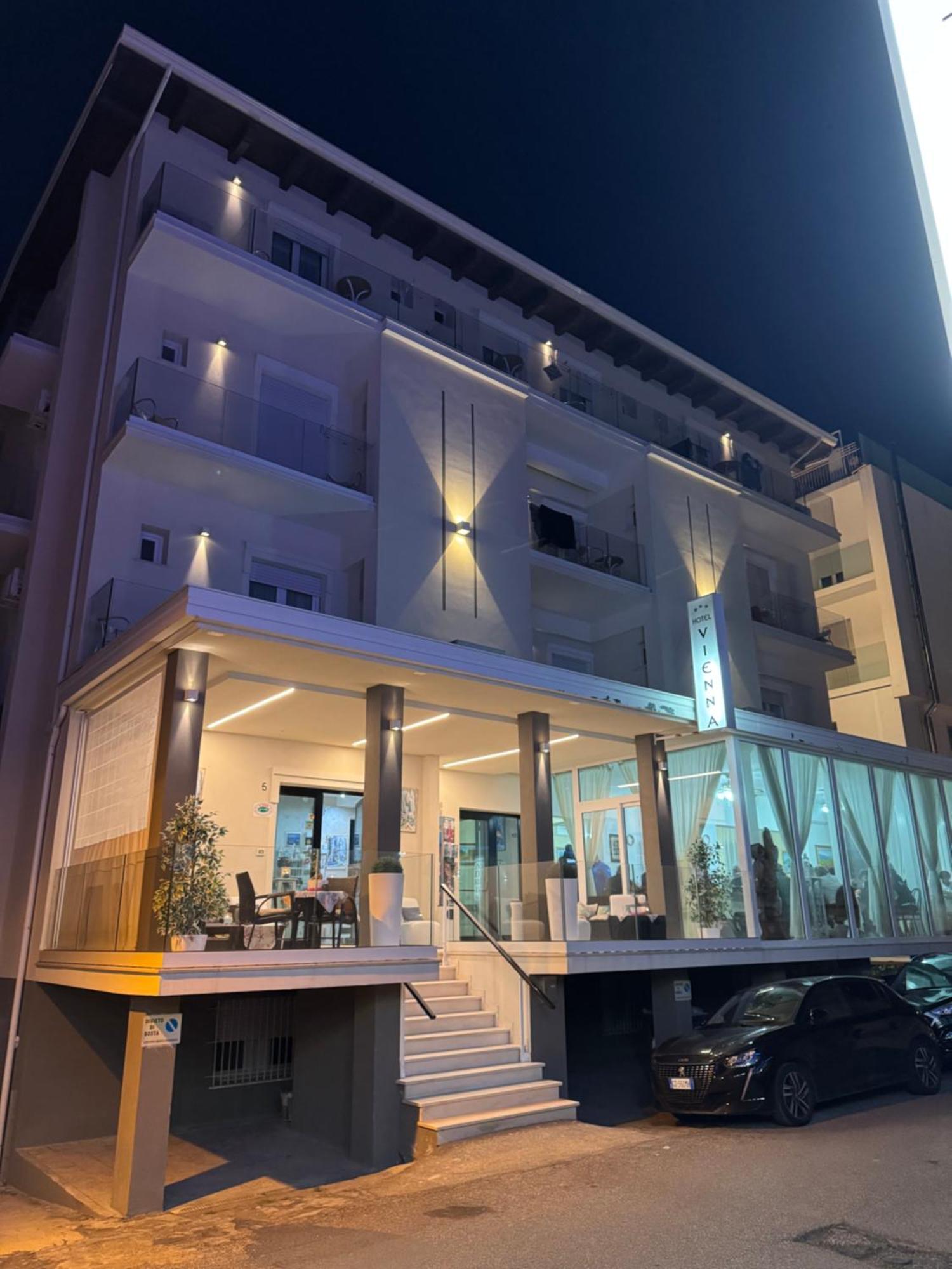 Hotel Vienna Rivazzurra Rimini Exteriör bild